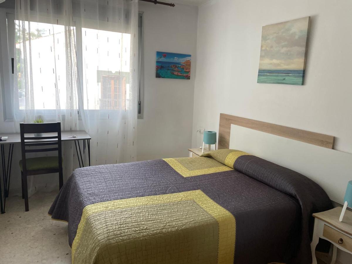Hostal Mediterraneo Торре-дель-Мар Экстерьер фото